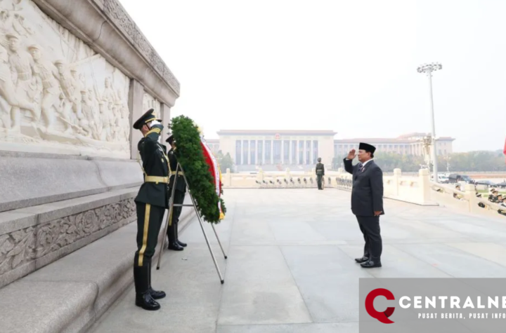 Prabowo Berikan Penghormatan di Monumen Pahlawan Rakyat Beijing